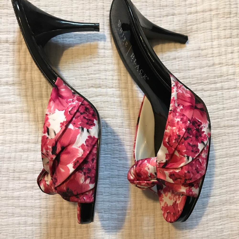 White House Black Market Floral Slides